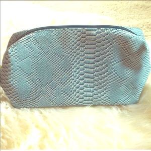 MAUI CHIC BOUTIQUE EXTRA LARGE AQUA BLUE FAUX SNAKESKIN COSMETIC BAG